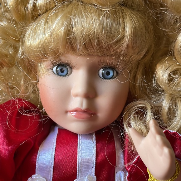 Collector’s Choice porcelain bisque musical doll - Picture 3 of 8